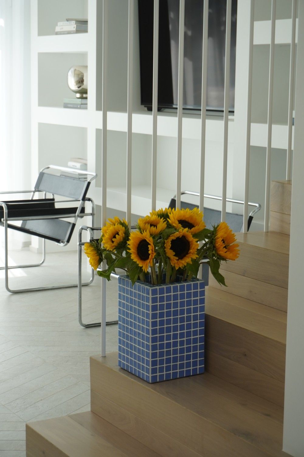 Cubo azul com girassóis